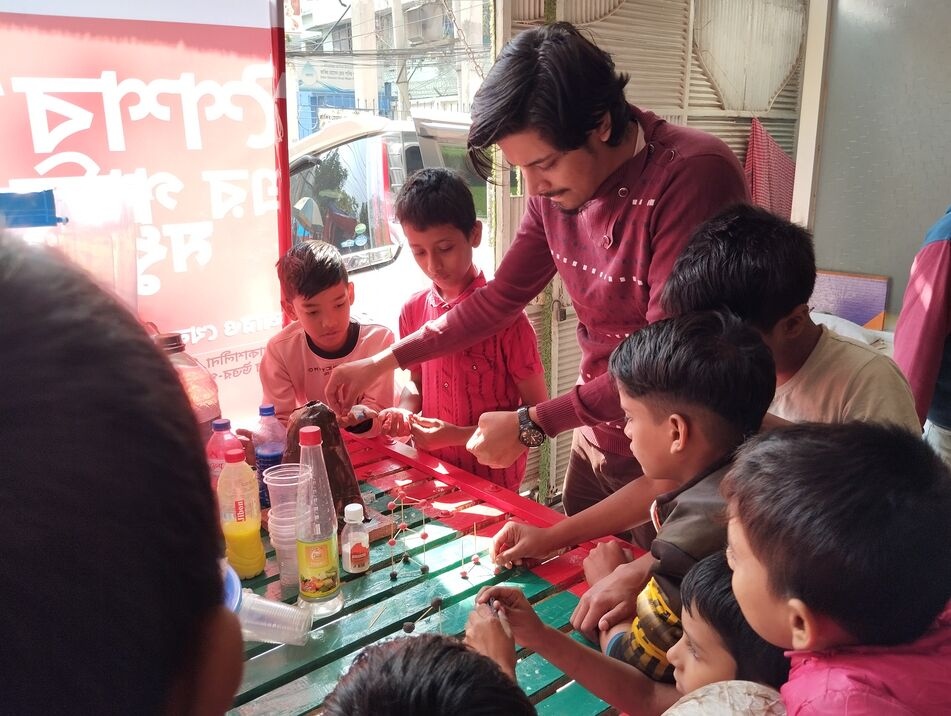 শৈশব এর গাড়ি a Mobile Play Center.